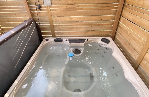 Niagara Falls House | Niagara Chalet with Hot Tub - Steps to the Falls