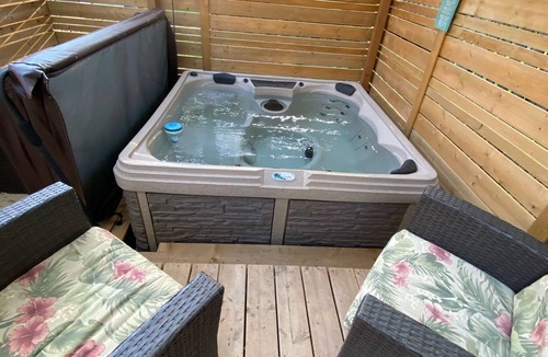Niagara Falls House | Niagara Chalet with Hot Tub - Steps to the Falls