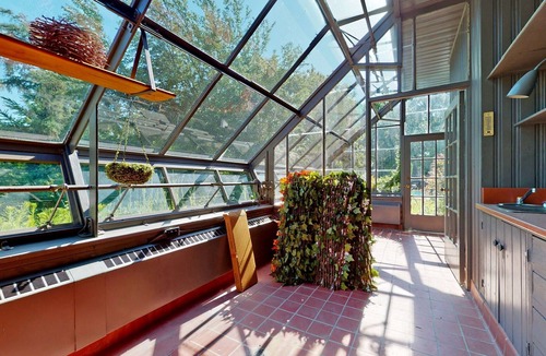 Niagara Falls Ski Chalet | Niagara Chalet with pool (Strictly NO PARTY)