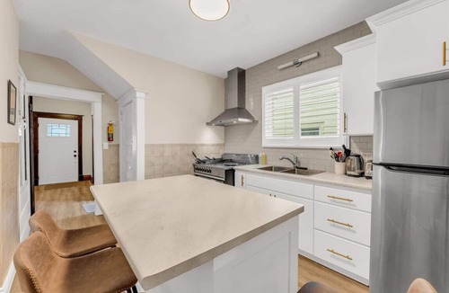 Niagara Falls House | Niagara Falls 3BR | Theatre + Chef’s Griddle