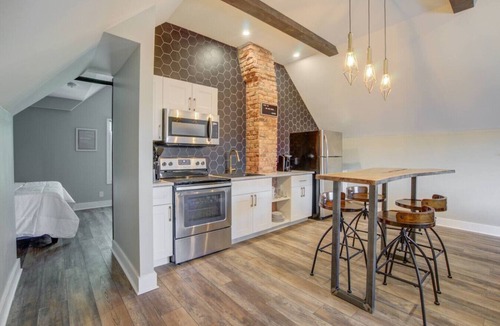 Downtown Niagara Falls Apartment | Niagara Falls Clean and Stylish Loft