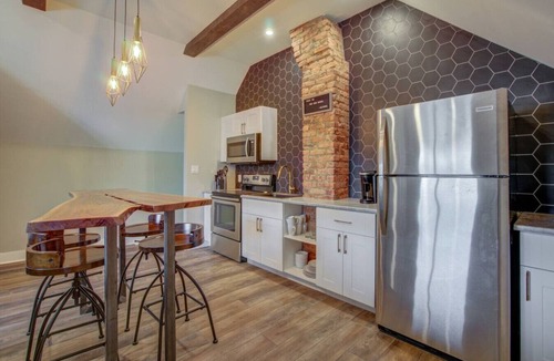 Downtown Niagara Falls Apartment | Niagara Falls Clean and Stylish Loft