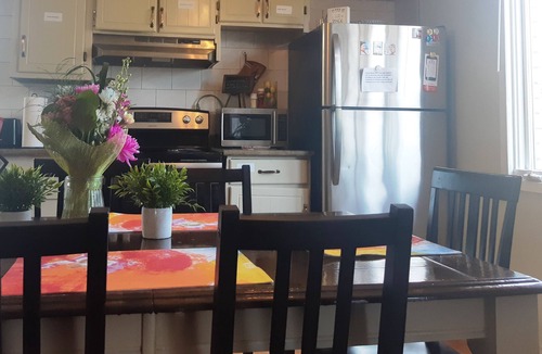 Niagara Falls House | Niagara Falls entire bungalow is minutes away from all the adventure and fun