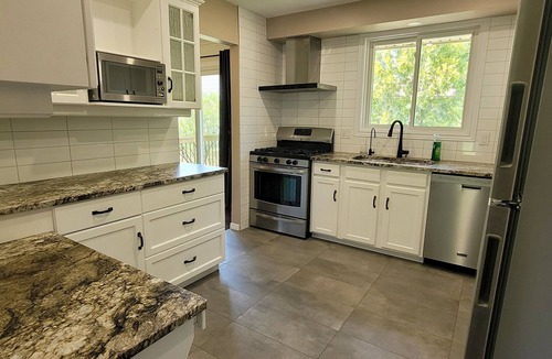 Chippawa Bed & Breakfast | Niagara falls Luxury Villa- Hottub, Pool, Water View, breakfast