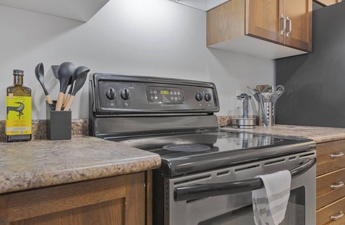 Thorold House | Niagara Retreat|HotTub|Sauna|Games|15 Min to Falls