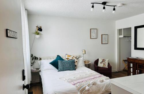 Carleton Place Apartment | NookSide Nest Studio Queen Parking Kitchenette