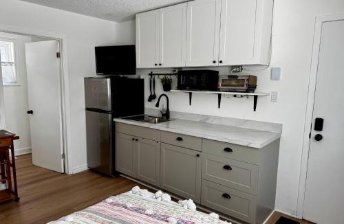 Carleton Place Apartment | NookSide Nest Studio Queen Parking Kitchenette