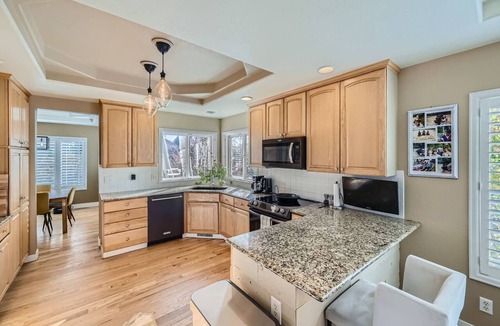 Dakota Ridge - Northbriar House | North Boulder 5BR/4BA retreat for 10: yard, AC, BBQ, Wi‑Fi, pet-friendly