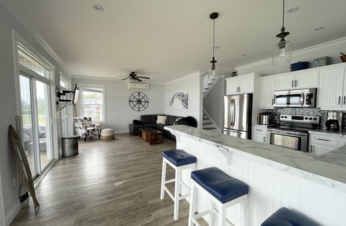Anglo Rustico Cottage | North Shore Ocean-Front Cottage With Access to Quiet Beach & Hot Tub