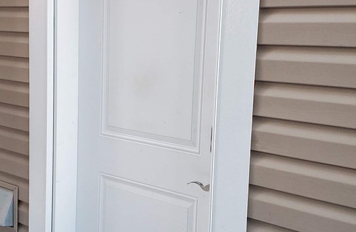Timberlea Apartment | North Side Save 30 min driving to sites 5 min to bus stop Basement Studio.