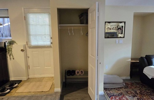 District of North Vancouver Apartment | North Vancouver Rental - Block Away From Ocean