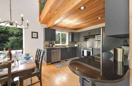 Otter Point House | Nowhere Sooke Escape
