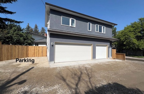 Varsity Apartment | NW, Carriage home Close to U of C & Hospitals
