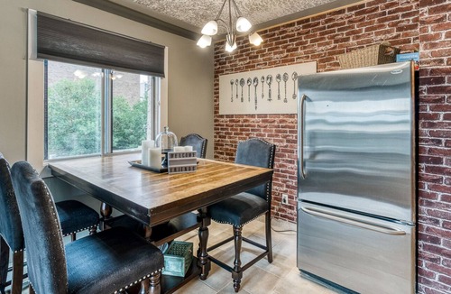 Mission District Apartment | NY Theme Condo off of 17th Ave/Near the Saddledome