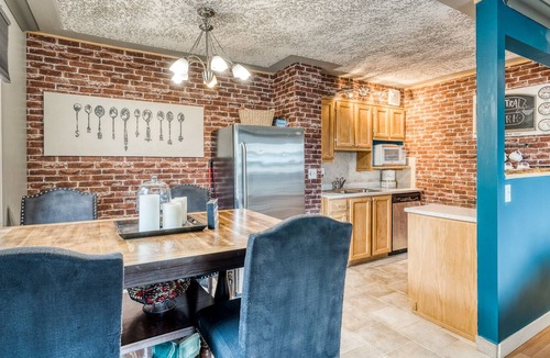 Mission District Apartment | NY Theme Condo off of 17th Ave/Near the Saddledome
