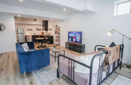 Northwest Edmonton Apartment | NYC Loft Inspired 12 mins to WEM Vintage arcade