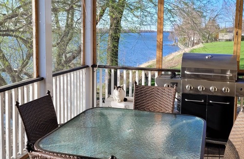 Saint-Denis-sur-Richelieu House | Oasis on the Richelieu with flamboyant sunsets.