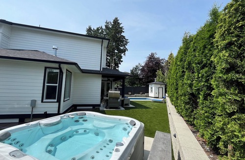 White Rock House | Oasis retreat with Pool and Hot Tub. Near White Rock Beach!