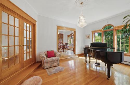 Dartmouth House | OatHillLakeSide suit
