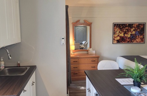 Val David Bed & Breakfast | Oberge Inn Riverside guest room in Val-David village with free parking