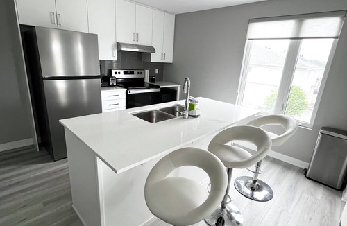 Ottawa Division House | OCD Clean Townhouse - 2 Bedroom (King Bed) + Balcony