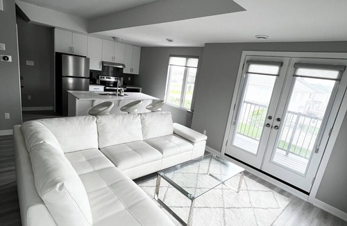 Ottawa Division House | OCD Clean Townhouse - 2 Bedroom (King Bed) + Balcony