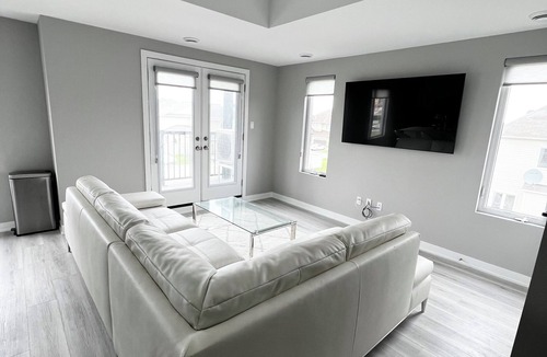 Ottawa Division House | OCD Clean Townhouse - 2 Bedroom (King Bed) + Balcony
