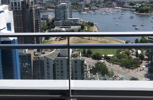 Granville Island Apartment | Ocean/city/mountain view /AC/free parking/1 BR