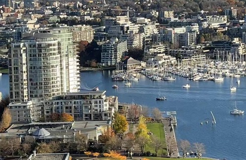 Granville Island Apartment | Ocean/city/mountain view /AC/free parking/1 BR