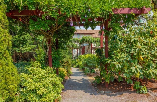 Mill Bay House | Ocean-Front/Ocean Access lovely spacious bedroom with kitchenette & lounge area