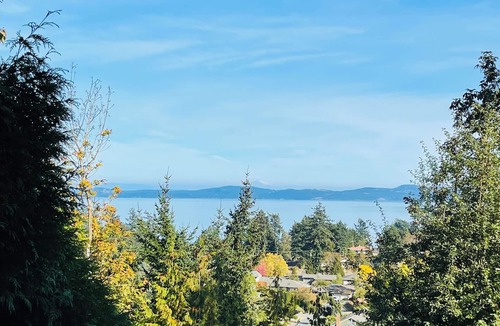 Cordova Bay House | Ocean View 2-Bedroom Suit in Cordova Bay, Victoria
