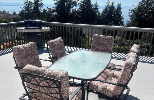 Gibsons House | Ocean view close to the best beach on the Sunshine Coast.