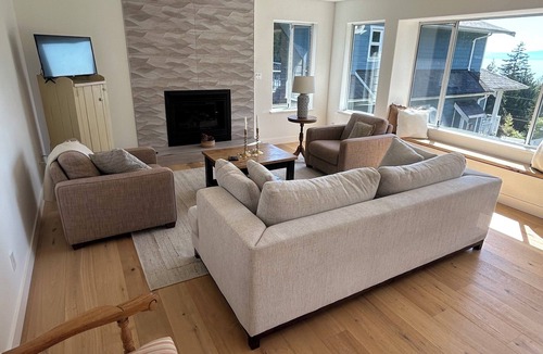 Gibsons House | Ocean view close to the best beach on the Sunshine Coast.