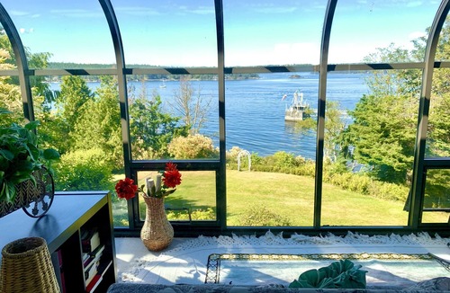 North Saanich House | Ocean-view villa, close to the airport and ferry. Perfect for family vacations.