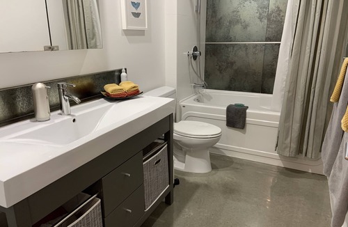 White Rock House | Ocean View White Rock Modern 2 Bedroom. 1 min walk to beach! BC & City licensed.