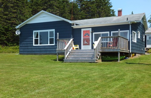 LaHave Cottage | Oceanfront cottage. Privacy. 5 to 25 minutes to beaches, towns & historic sites