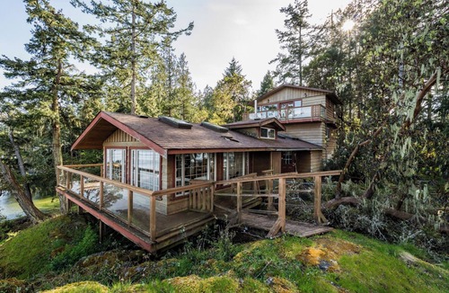 Juan de Fuca Electoral Area House | Oceanfront Escape in East Sooke – Rustic Treehouse in the woods
