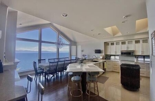 Regional District of Nanaimo Villa | Oceanfront Gated Villa with pool & Hot tub in Nanaimo