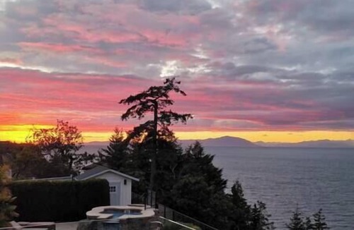 Regional District of Nanaimo Villa | Oceanfront Gated Villa with pool & Hot tub in Nanaimo