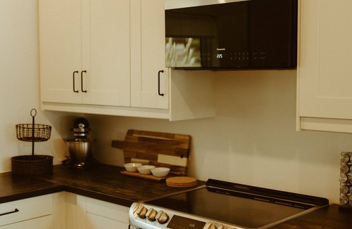 Powell River House | Oceanfront Getaway: Storms, Sauna (add on), Fireplace & Hot Tub (Pet Friendly)