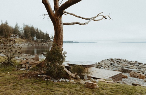Powell River House | Oceanfront Getaway: Storms, Sauna (add on), Fireplace & Hot Tub (Pet Friendly)