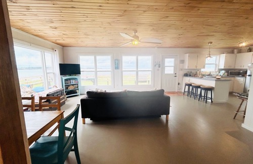 New London Cottage | Oceanfront Jewel Getaway! PEI oceanfront cottage just minutes from Cavendish.
