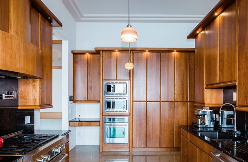 North Oyster House | Oceanfront Luxury Property with Hot Tub