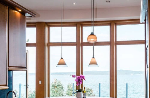 North Oyster House | Oceanfront Luxury Property with Hot Tub