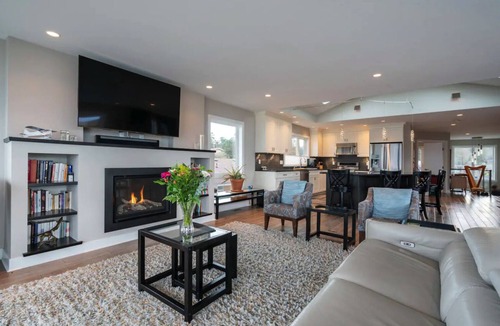 Saanich East House | Oceanfront/Self Check-in/Out/Wifi/Views/High Cleaning Standards/Luxury Getaway