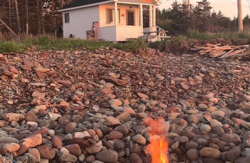 Tracadie House | Oceanfront Sunset Cottage with Kayaks