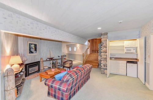 Sidney House | Oceanside Lodge Saanich Inlet