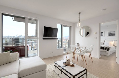 Downtown Eastside Apartment | Oceanview 1Br condo w/ parking