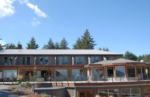 Mayne Island House | Oceanview Queen Bedroom - Mayne Island Resort