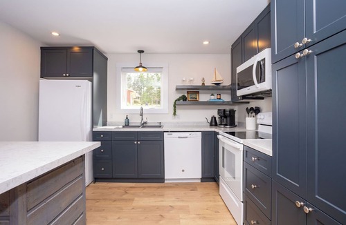 Canoe Cove House | Oceanview Retreat - Canoe Cove